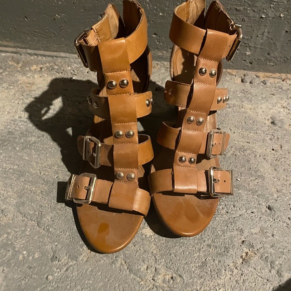 BCBG beige leather block heels. - Picture 2 of 5